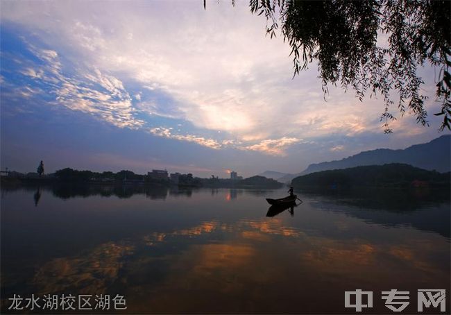 龙水湖校区湖色