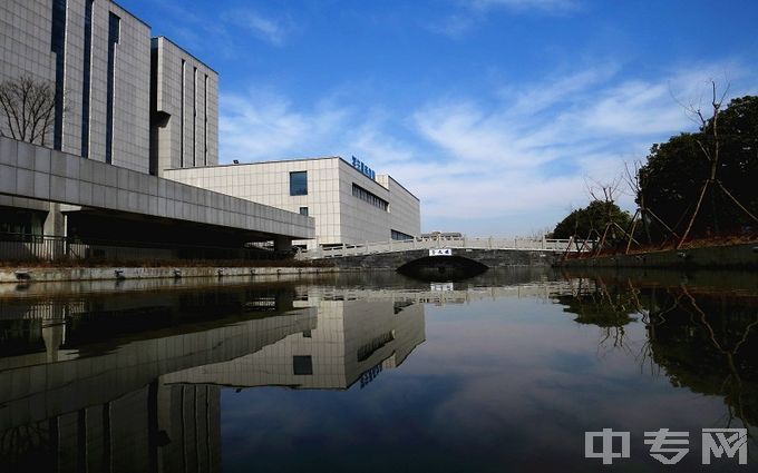 安徽国际商务职业学院-校园湖面2