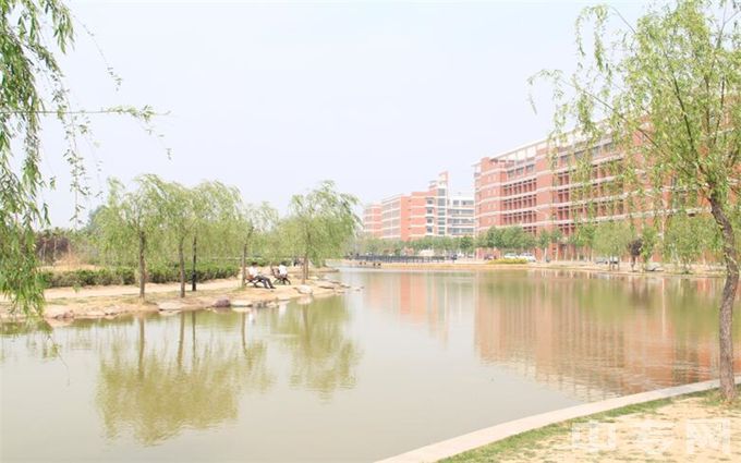 新乡学院-湖景2